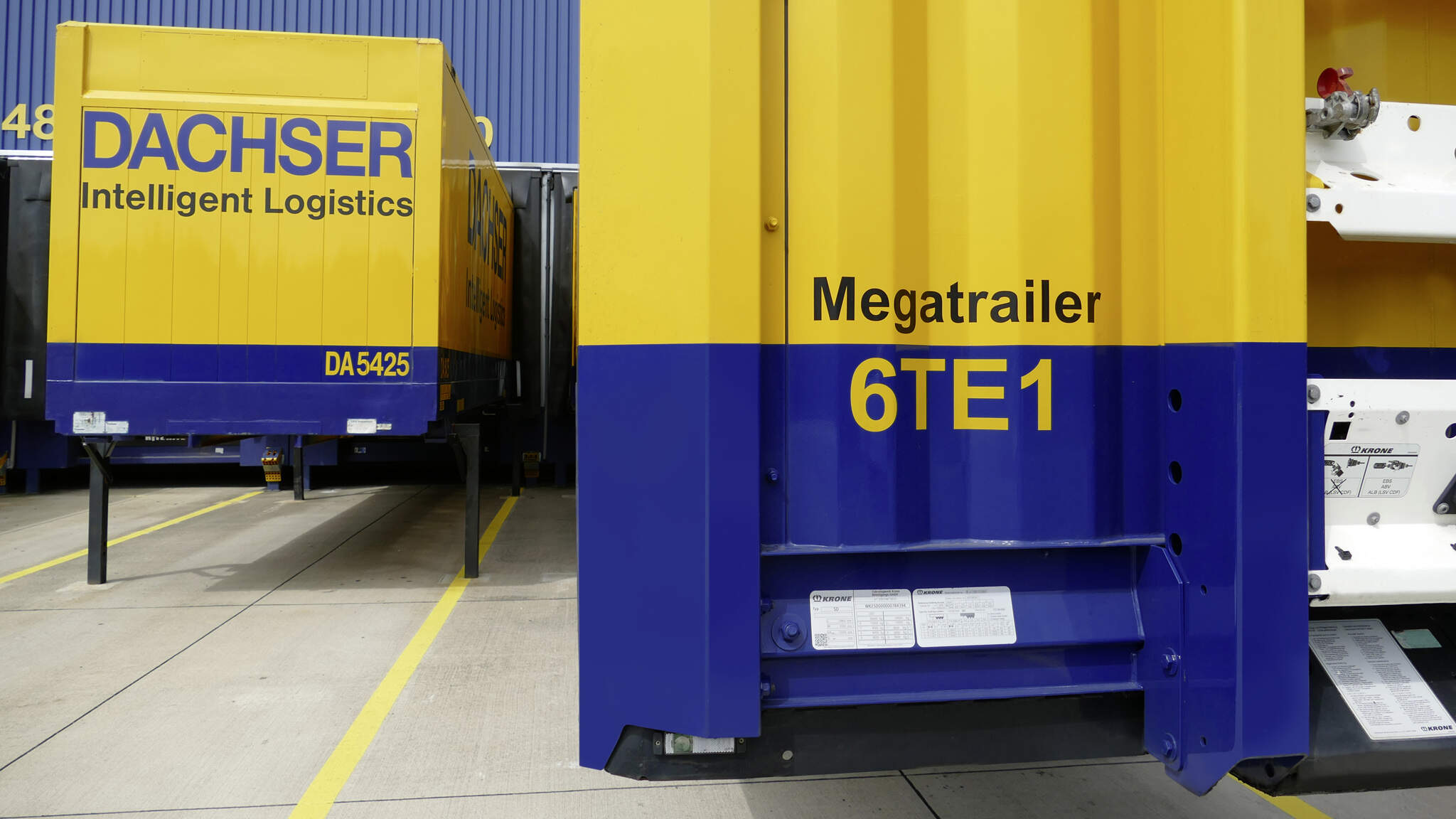 La conversión sucesiva de semi-tráilers en la línea de negocio de logística europea optimiza la utilización de la capacidad y, al mismo tiempo, mejora la huella climática de los transportes.