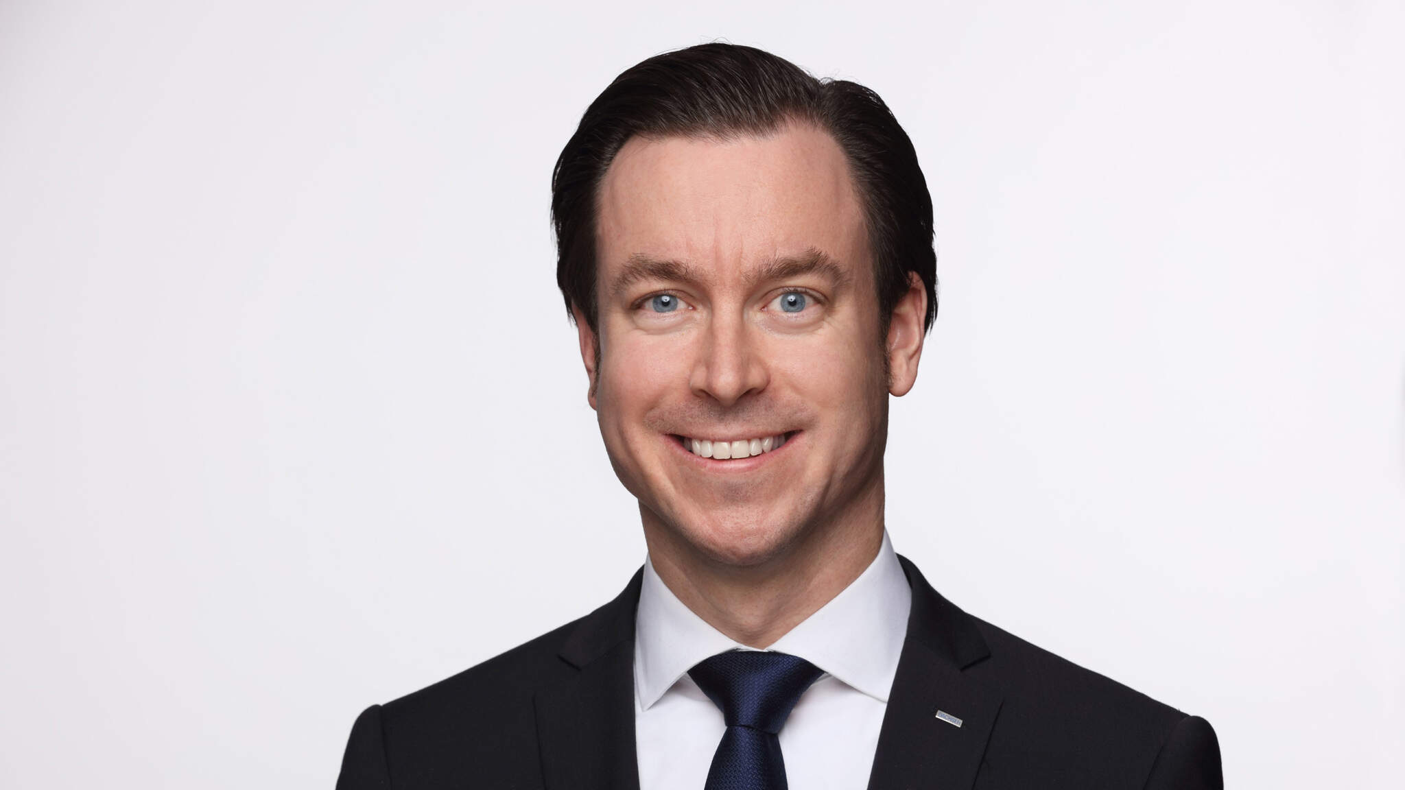 El Dr. Tobias Burger sucederá a Edoardo Podestà como COO Air & Sea Logistics y miembro de la Junta Ejecutiva, a partir del 1 de enero de 2024. El Dr. Tobias Burger sucederá a Edoardo Podestà como COO Air & Sea Logistics y miembro de la Junta Ejecutiva, a partir del 1 de enero de 2024.