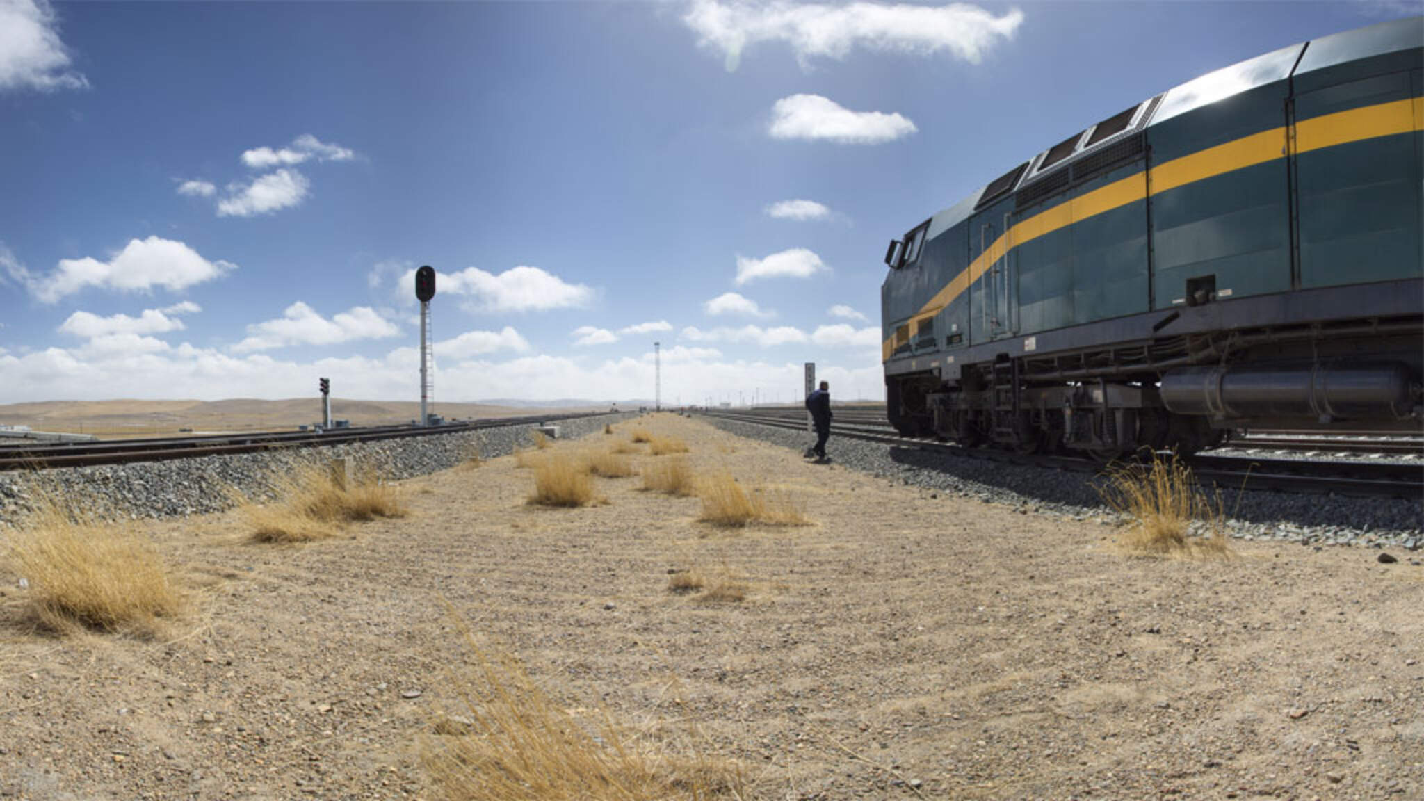 De caravanas de camellos a vías ferroviarias, el camino de la logística evoluciona tomando en cuenta el pasado.