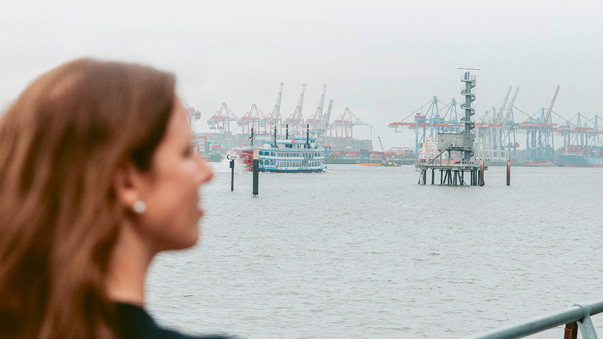 Christina Schloh se siente como en casa en el negocio del transporte marítimo. (Imagen: Jonas Gödde)